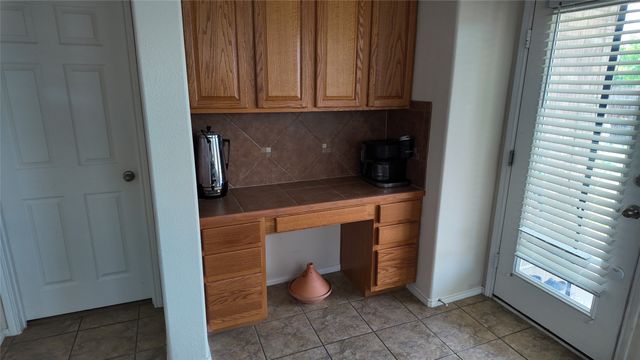 421 Roundrock Lane, Fort Worth, TX 76140