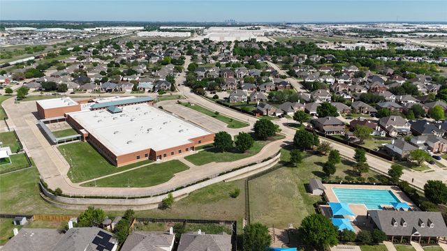 421 Roundrock Lane, Fort Worth, TX 76140