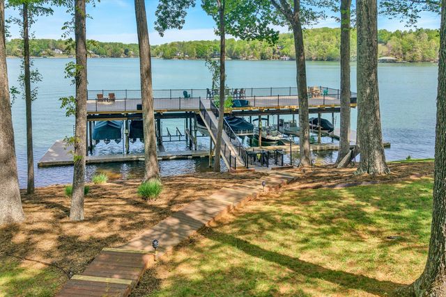 54 Windlass Pointe DR, Moneta, VA 24121