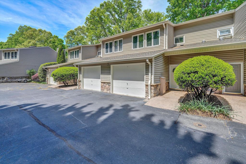 54 Windlass Pointe DR, Moneta, VA 24121