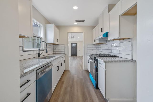 5009 E Clay Avenue, Fresno, CA 93727