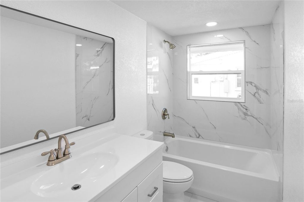 Image 12 of property listing at 3952 COLERIDGE PLACE, Sarasota, FL 34241