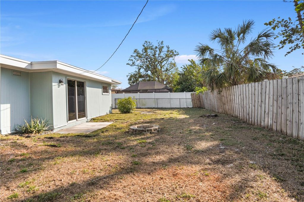 Image 16 of property listing at 3952 COLERIDGE PLACE, Sarasota, FL 34241