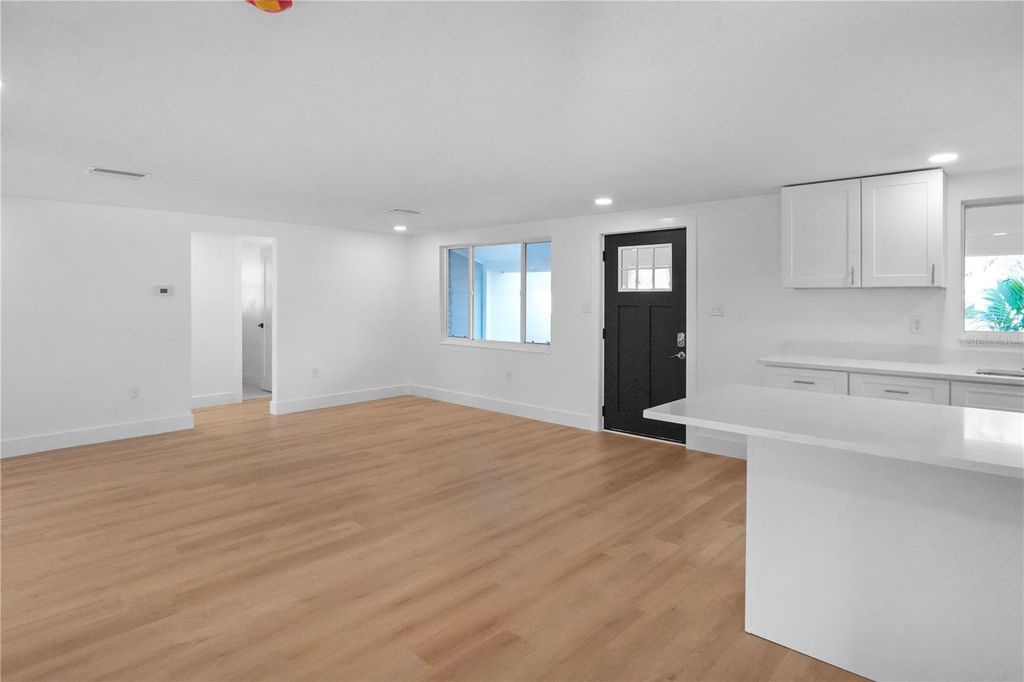 Image 6 of property listing at 3952 COLERIDGE PLACE, Sarasota, FL 34241