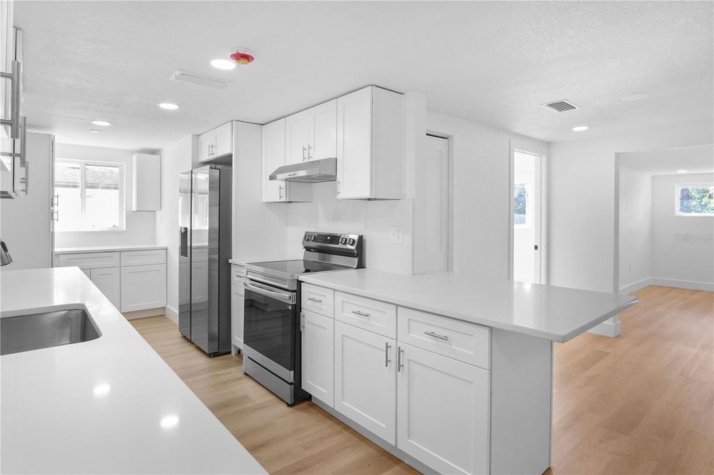 Image 10 of property listing at 3952 COLERIDGE PLACE, Sarasota, FL 34241