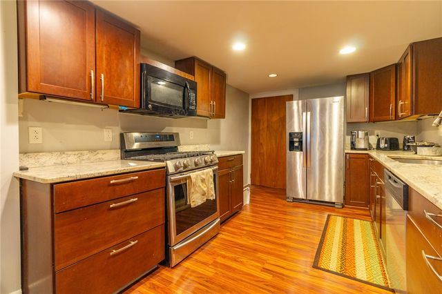 70 S 11th St, South Side, PA 15203