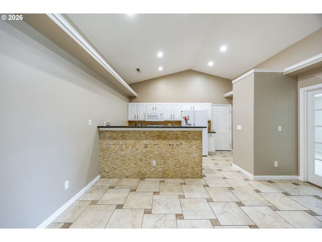 6876 SIMEON Dr, Springfield, OR 97478