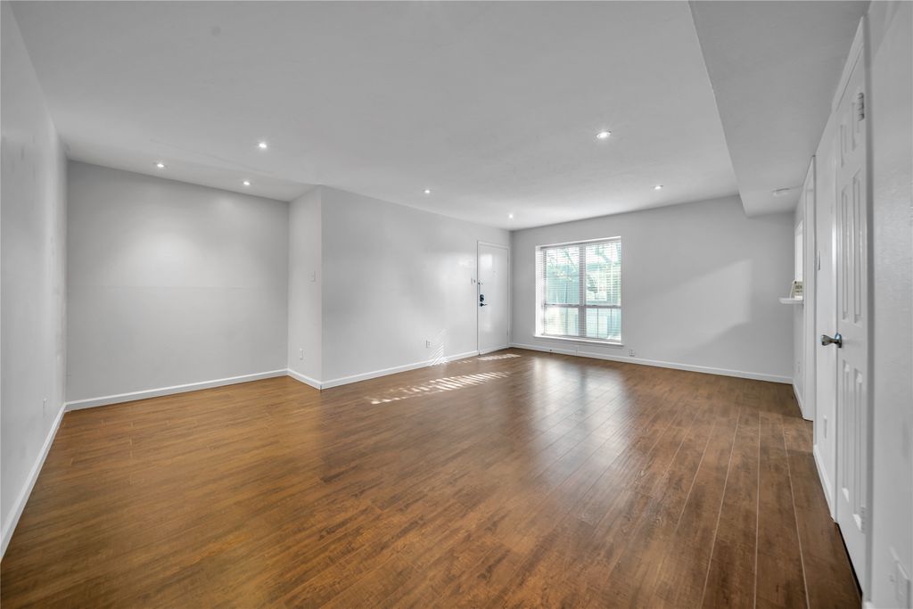 5043 Les Chateaux Drive 214, Dallas, TX 75235