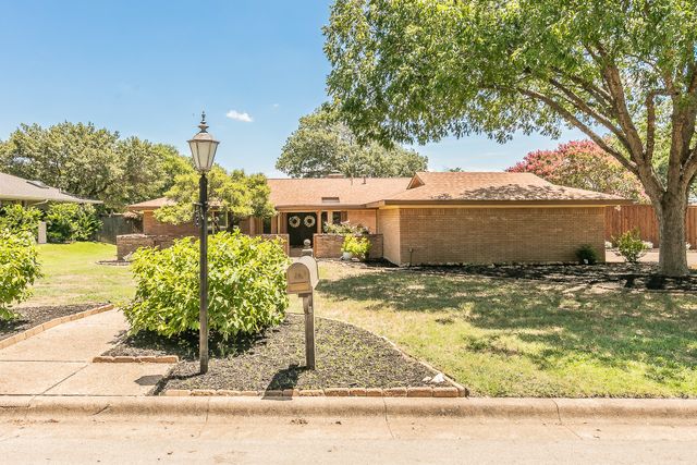 31 Bounty Road E, Benbrook, TX 76132