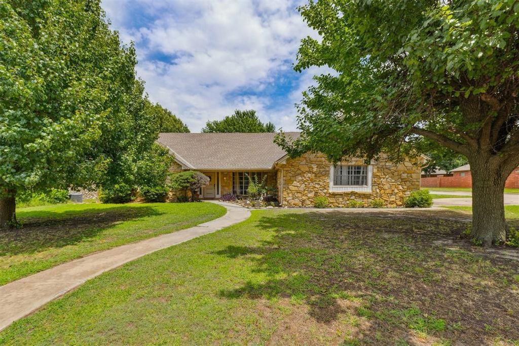 11900 Surrey Lane, Yukon, OK 73099