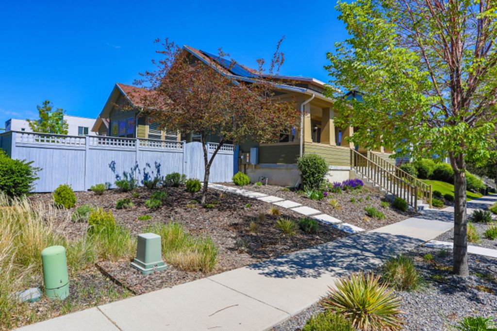 10398 S MARTINGS DR, South Jordan, UT 84009 — photo 4