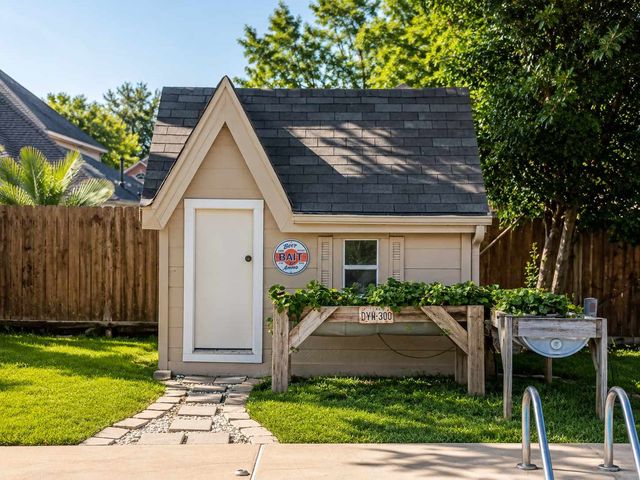 2902 Redstone Drive, Arlington, TX 76001