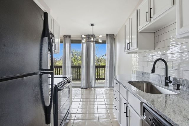 5500 Hillcrest Lane 4L, Lisle, IL 60532