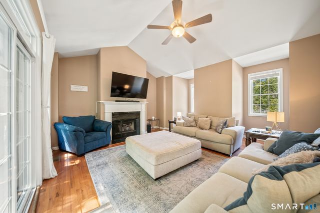 2 Minuteman Circle 2, Southbury, CT 06488