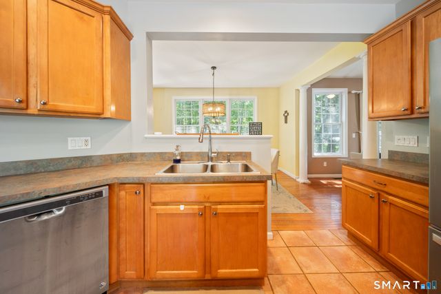 2 Minuteman Circle 2, Southbury, CT 06488