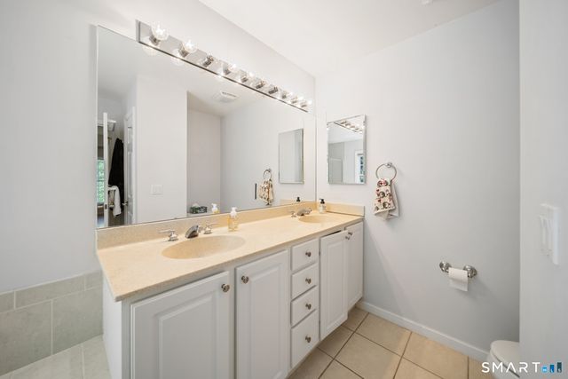 2 Minuteman Circle 2, Southbury, CT 06488