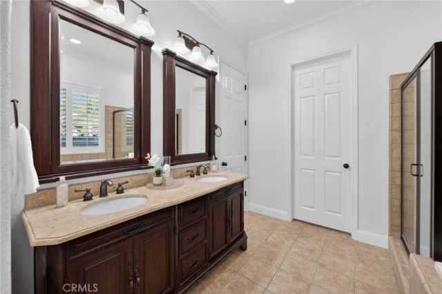 1563 E Via Mirasol, Fresno, CA 93730