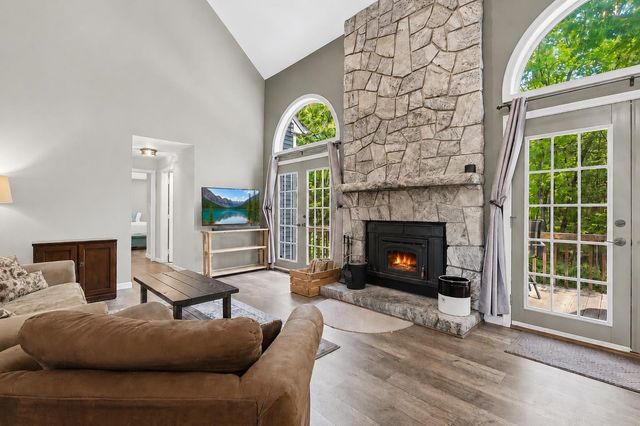 16 Hillsboro Circle, Milford, NH 03055