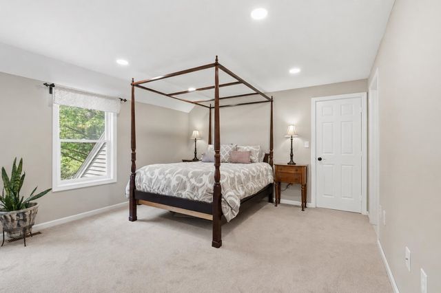 16 Hillsboro Circle, Milford, NH 03055
