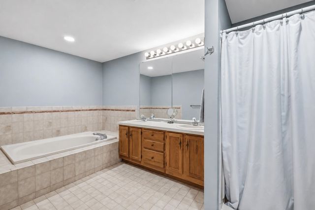 16 Hillsboro Circle, Milford, NH 03055