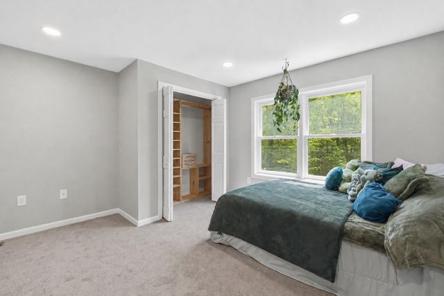 16 Hillsboro Circle, Milford, NH 03055