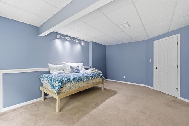 16 Hillsboro Circle, Milford, NH 03055