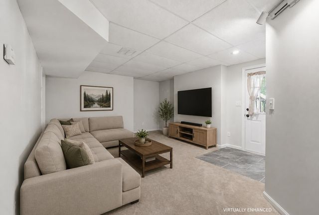 16 Hillsboro Circle, Milford, NH 03055