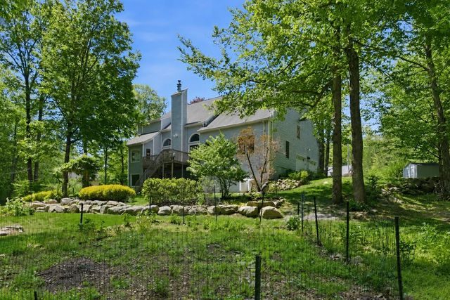16 Hillsboro Circle, Milford, NH 03055