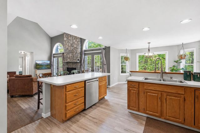 16 Hillsboro Circle, Milford, NH 03055