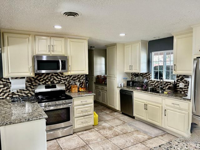 1181 Robert Dr, Yuba City, CA 95993