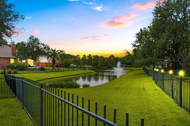 22 Crestview Trail, Houston, TX 77082