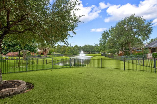 22 Crestview Trail, Houston, TX 77082