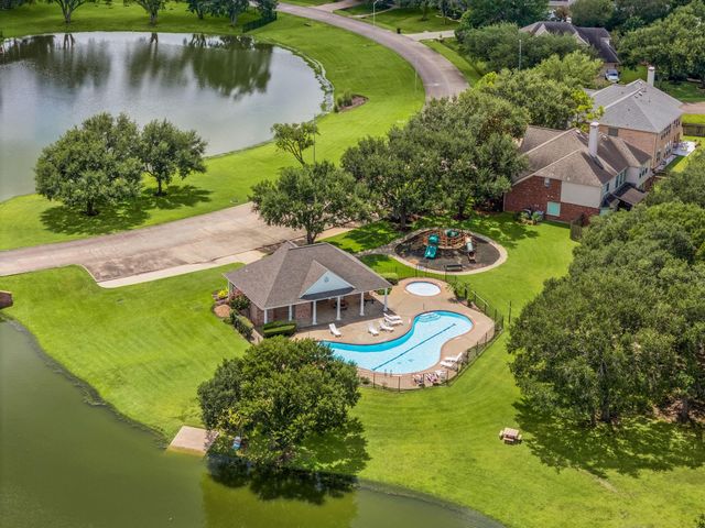 22 Crestview Trail, Houston, TX 77082