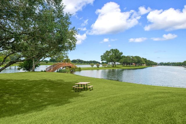 22 Crestview Trail, Houston, TX 77082