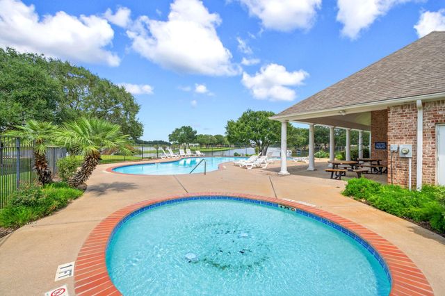 22 Crestview Trail, Houston, TX 77082