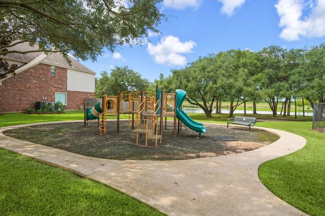 22 Crestview Trail, Houston, TX 77082