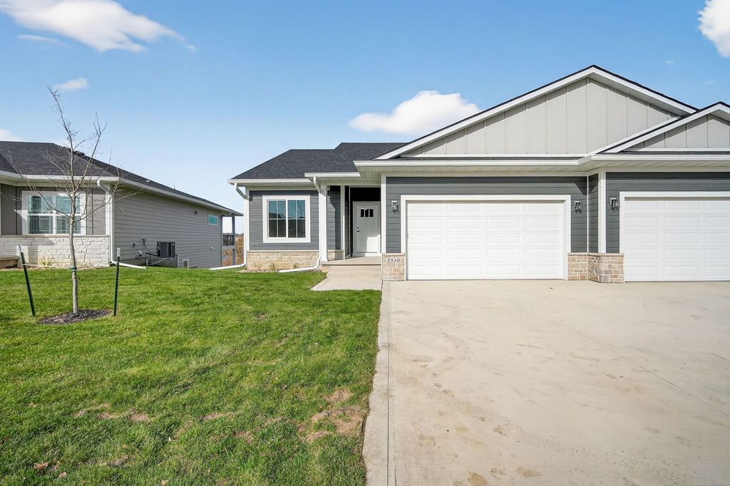 2946 Lake Hill Drive, Des Moines, IA 50320