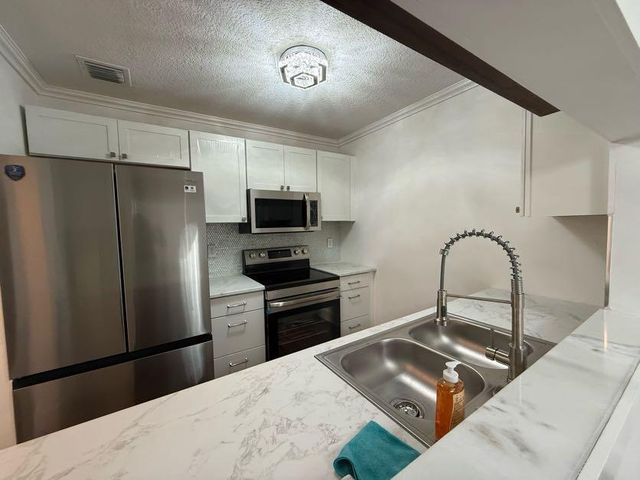 5140 ELMHURST Road B, West Palm Beach, FL 33417