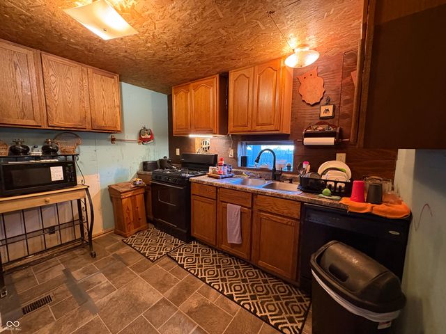 10844 Private Road 570 W, Poland, IN 47868