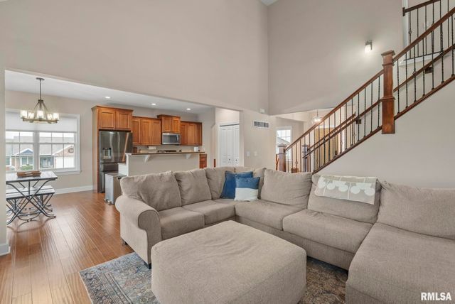 27 Blackstone Circle, Le Claire, IA 52753