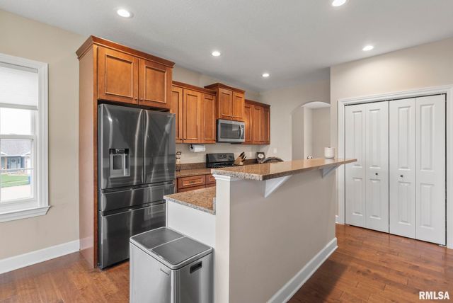 27 Blackstone Circle, Le Claire, IA 52753