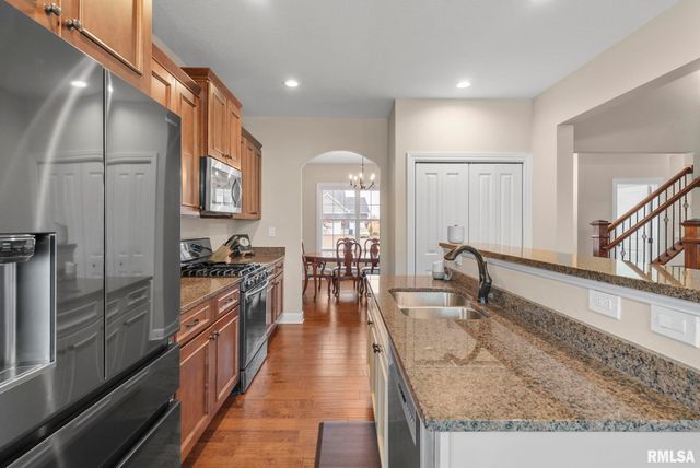 27 Blackstone Circle, Le Claire, IA 52753