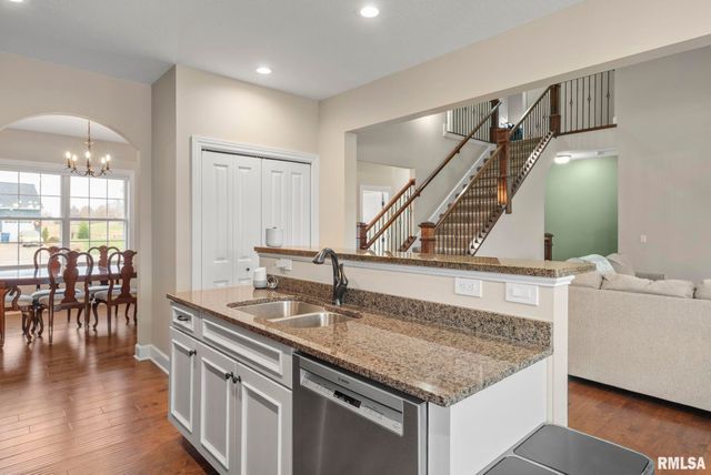 27 Blackstone Circle, Le Claire, IA 52753