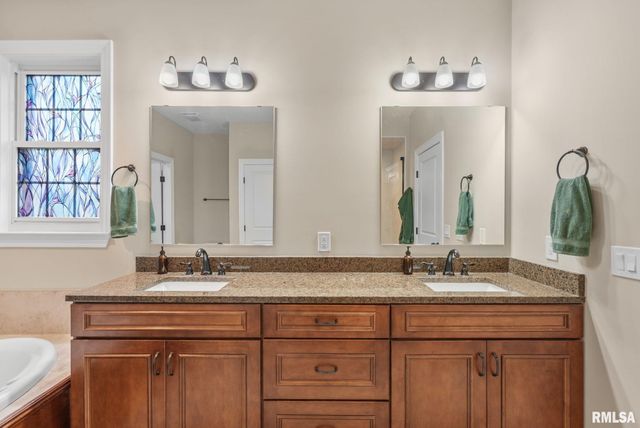 27 Blackstone Circle, Le Claire, IA 52753