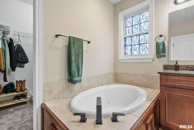 27 Blackstone Circle, Le Claire, IA 52753