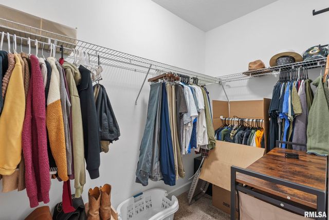 27 Blackstone Circle, Le Claire, IA 52753