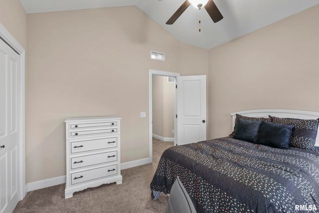 27 Blackstone Circle, Le Claire, IA 52753