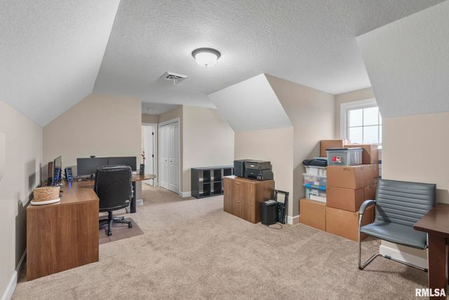 27 Blackstone Circle, Le Claire, IA 52753