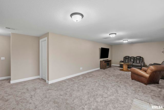 27 Blackstone Circle, Le Claire, IA 52753