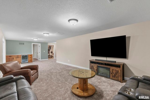 27 Blackstone Circle, Le Claire, IA 52753